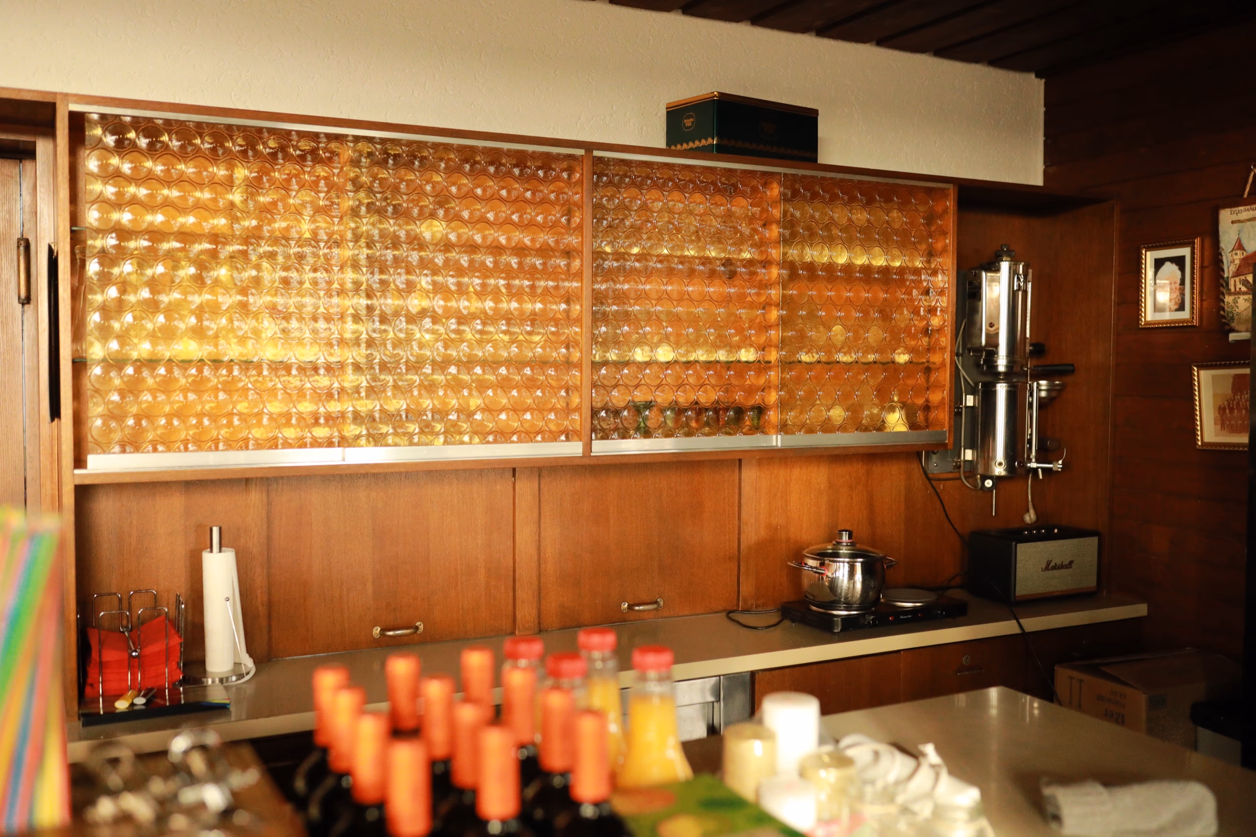 Beleuchtete Flaschenwand hinter der Theke