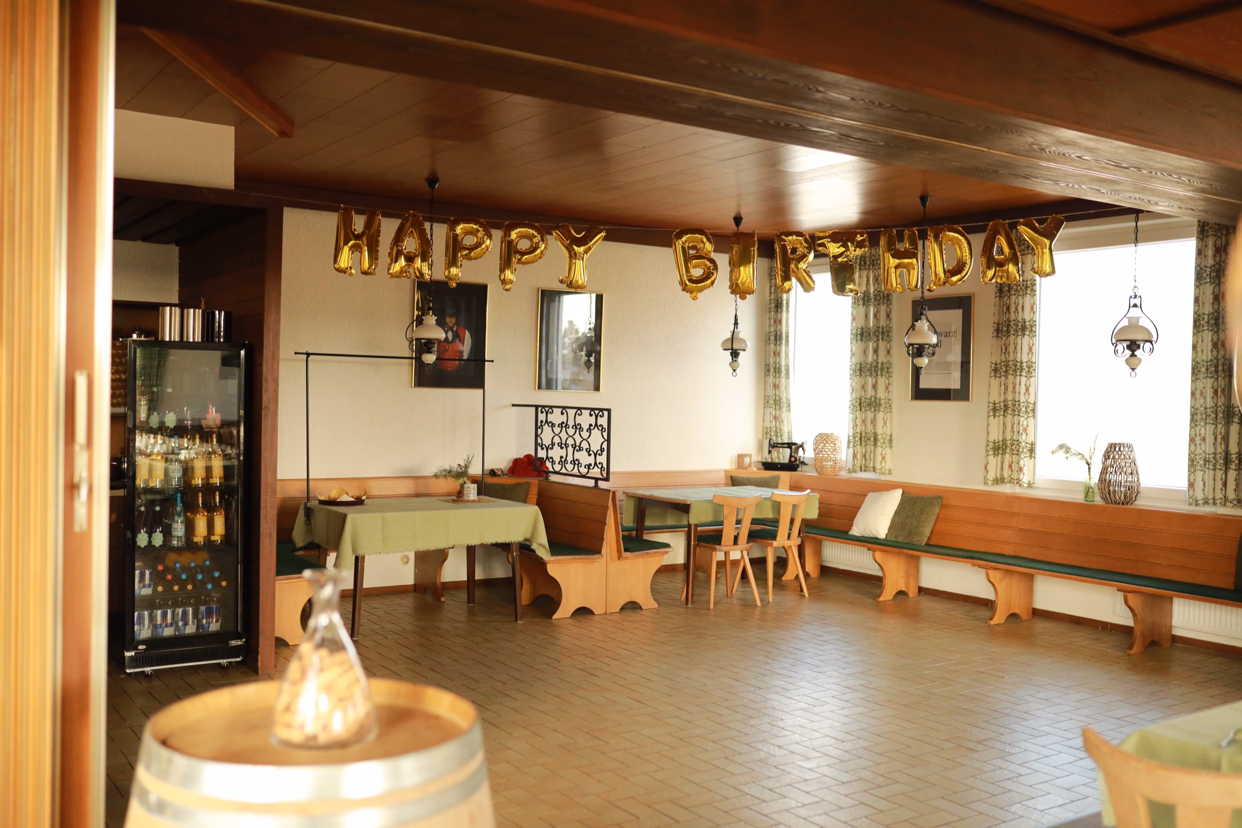 Festlich dekorierter Raum mit „Happy Birthday“-Ballons