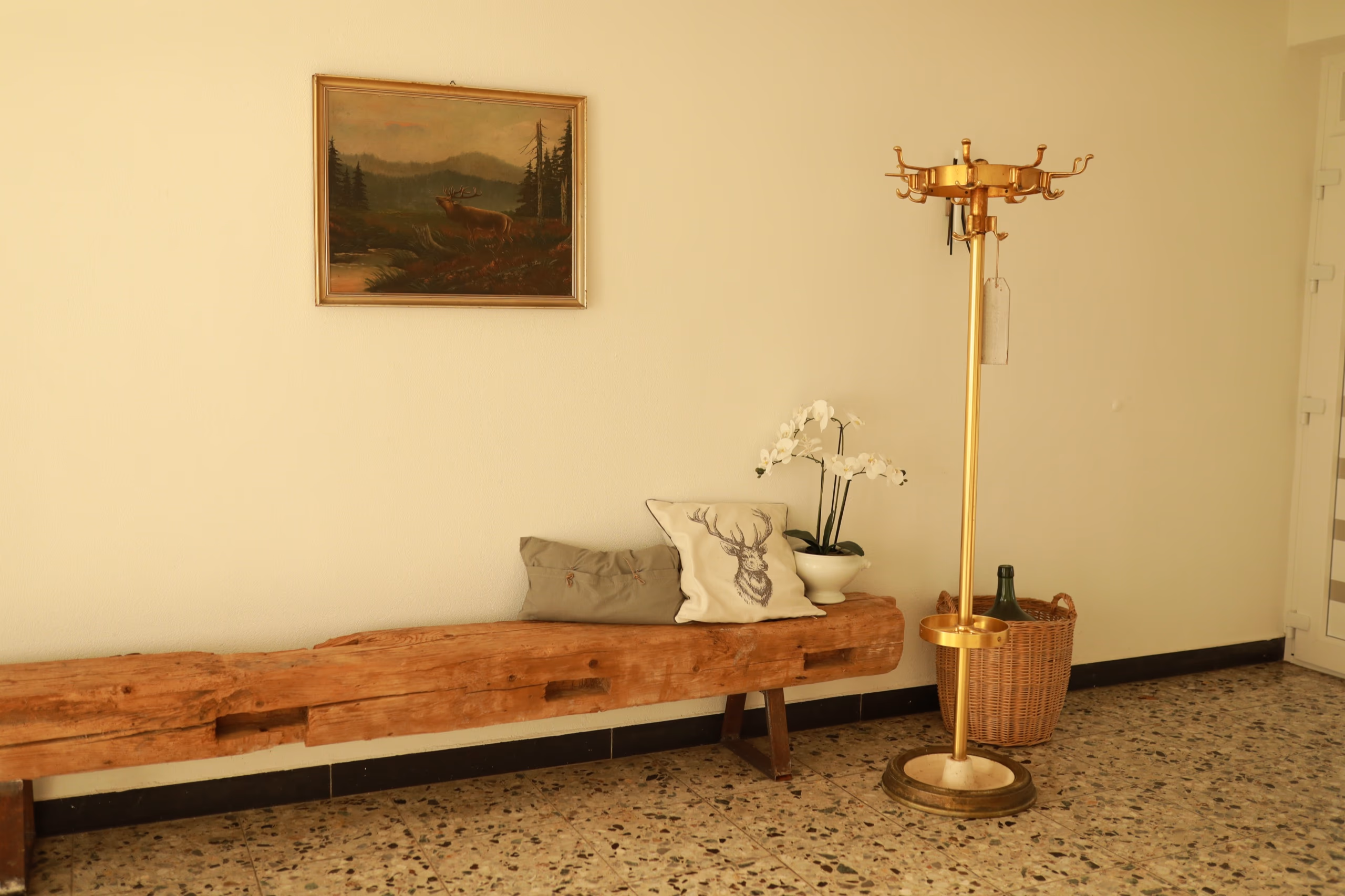 Holzbank mit Orchidee und Gemälde