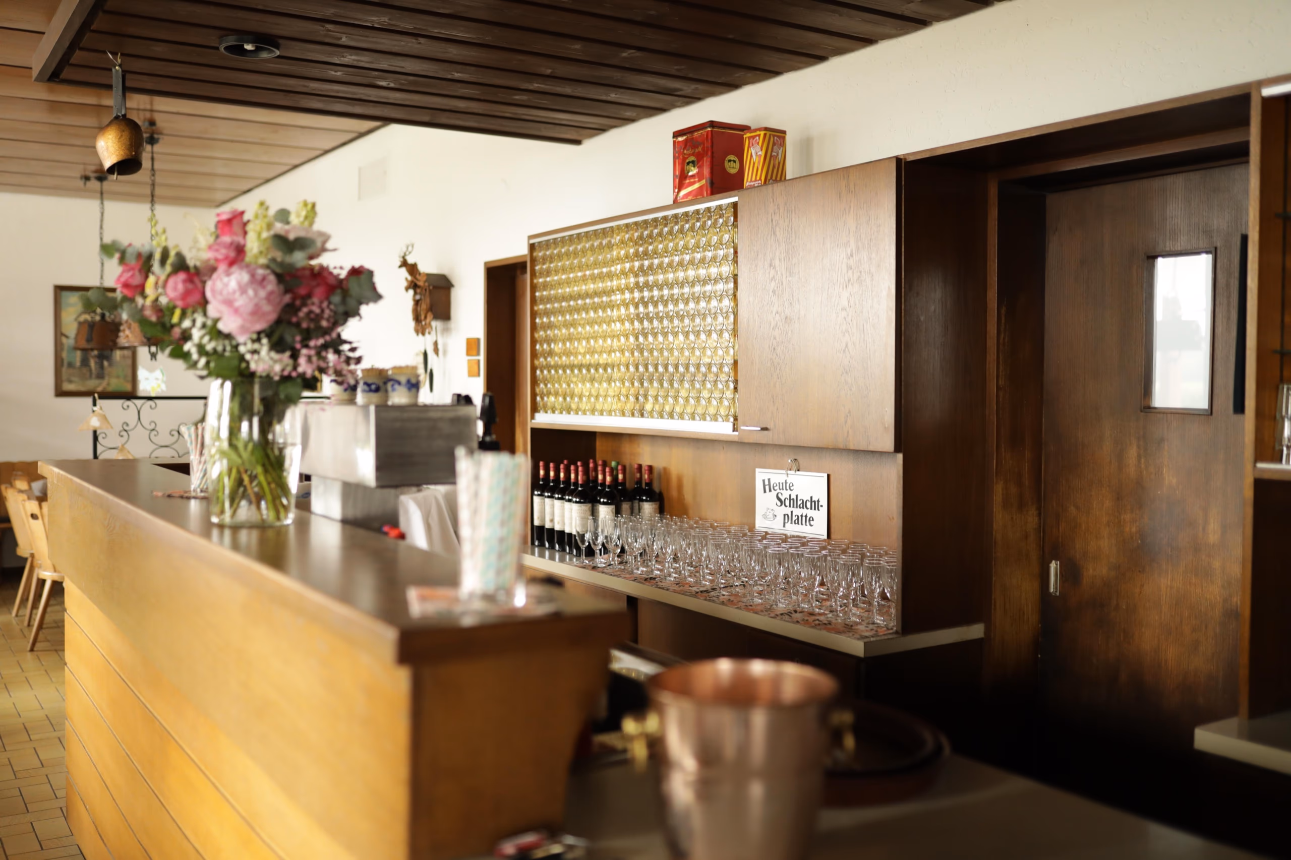 Theke mit frischen Blumen