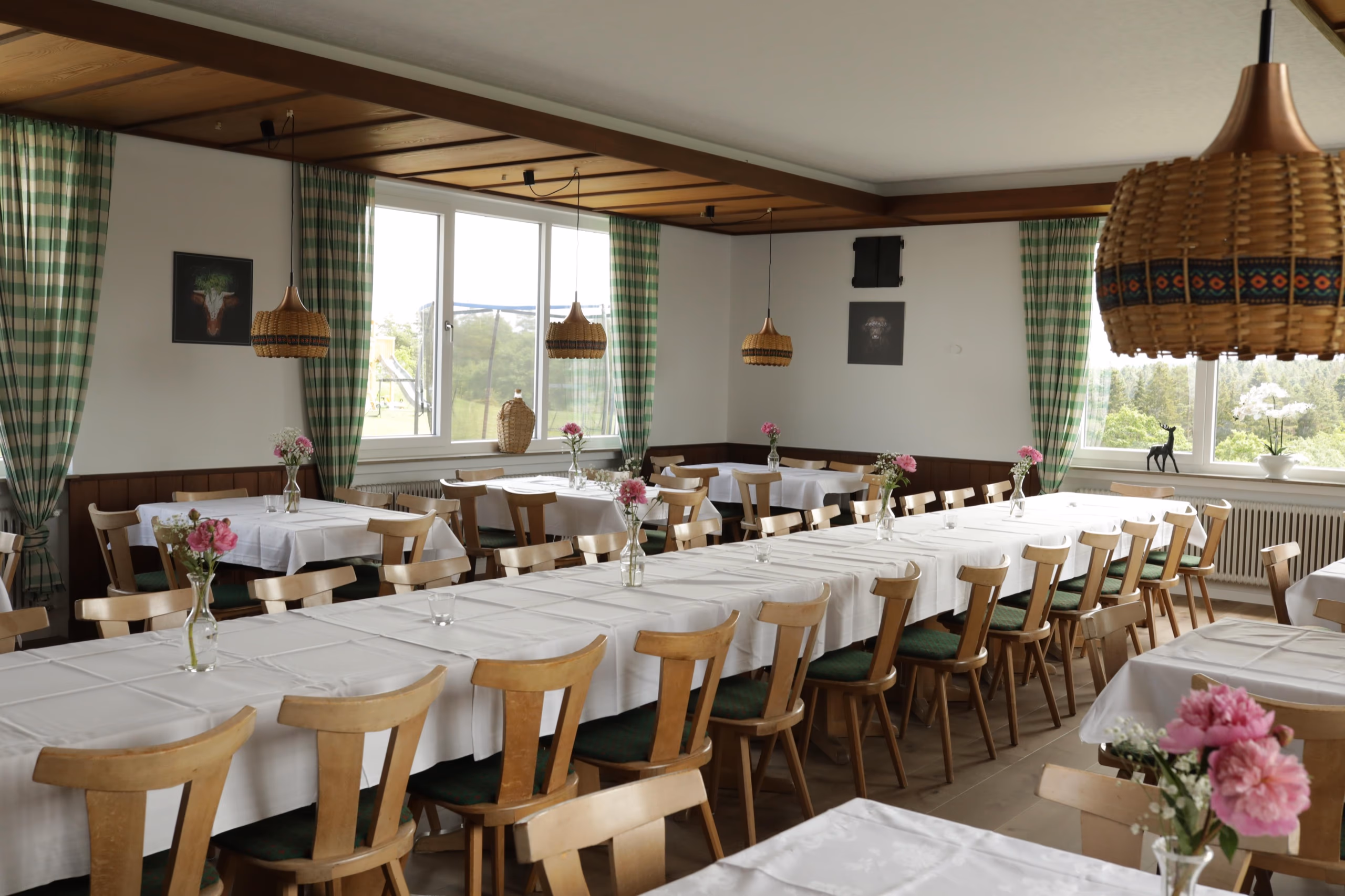 Heller Saal mit weiß eingedeckten Tischen und Schwarzwaldblick