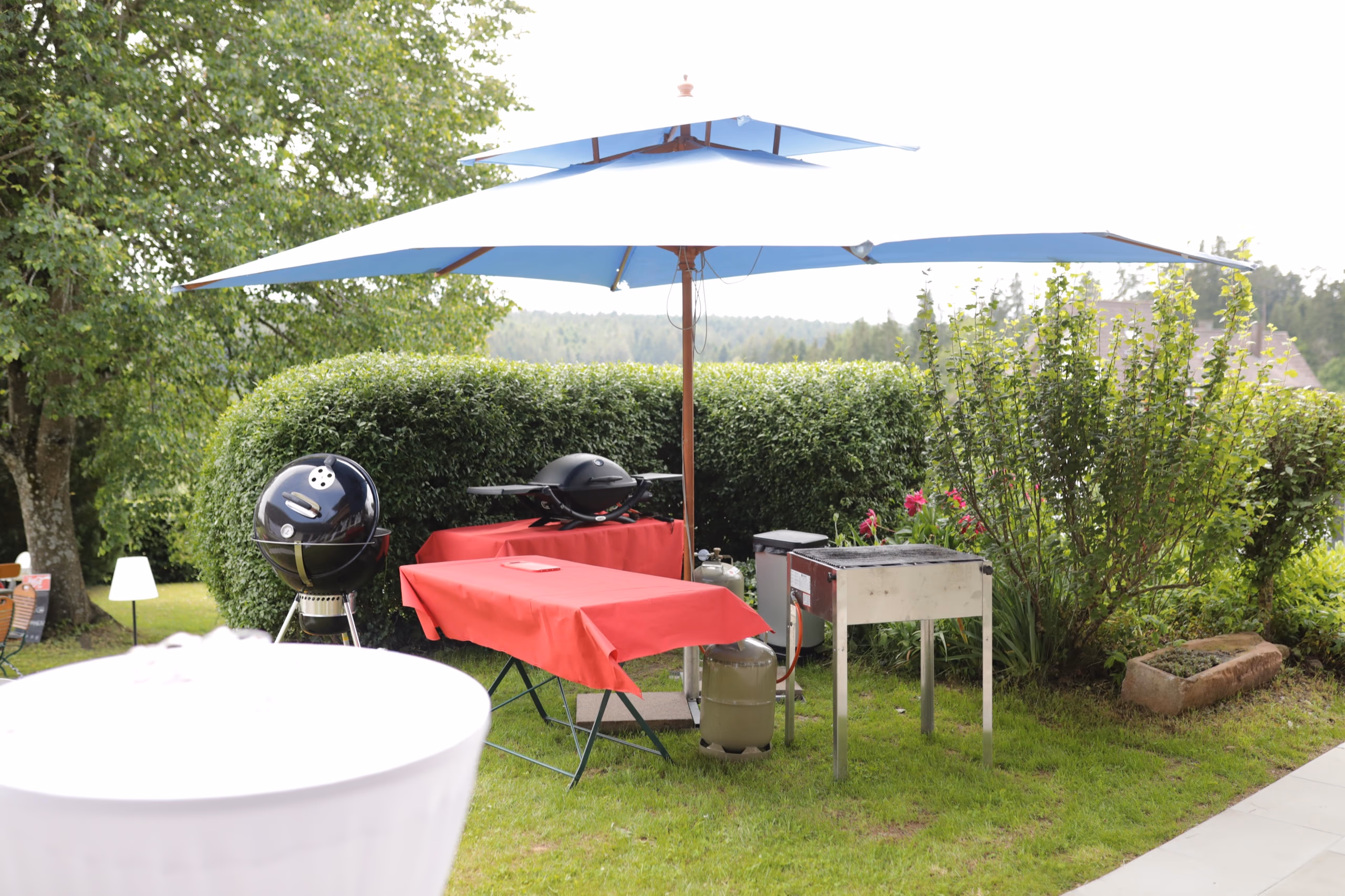 Garten mit Sonnenschirm und Grillstation