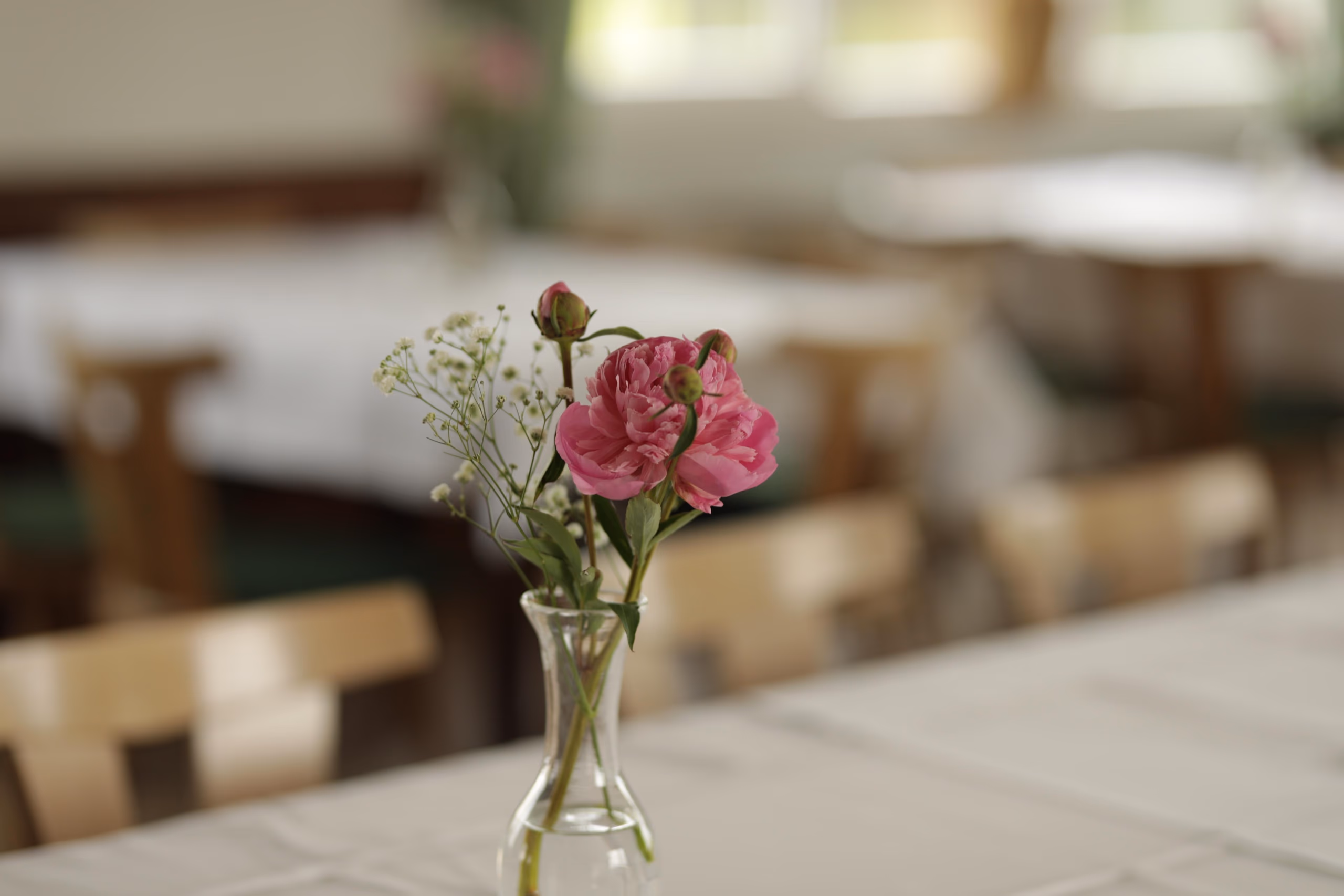 Rosen in der Vase auf festlich gedecktem Tisch