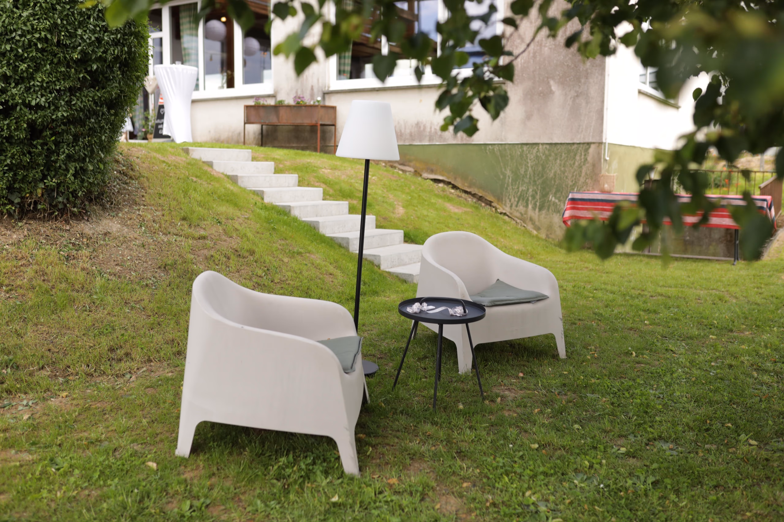 Garten mit Loungemöbeln und Blick über das Grün