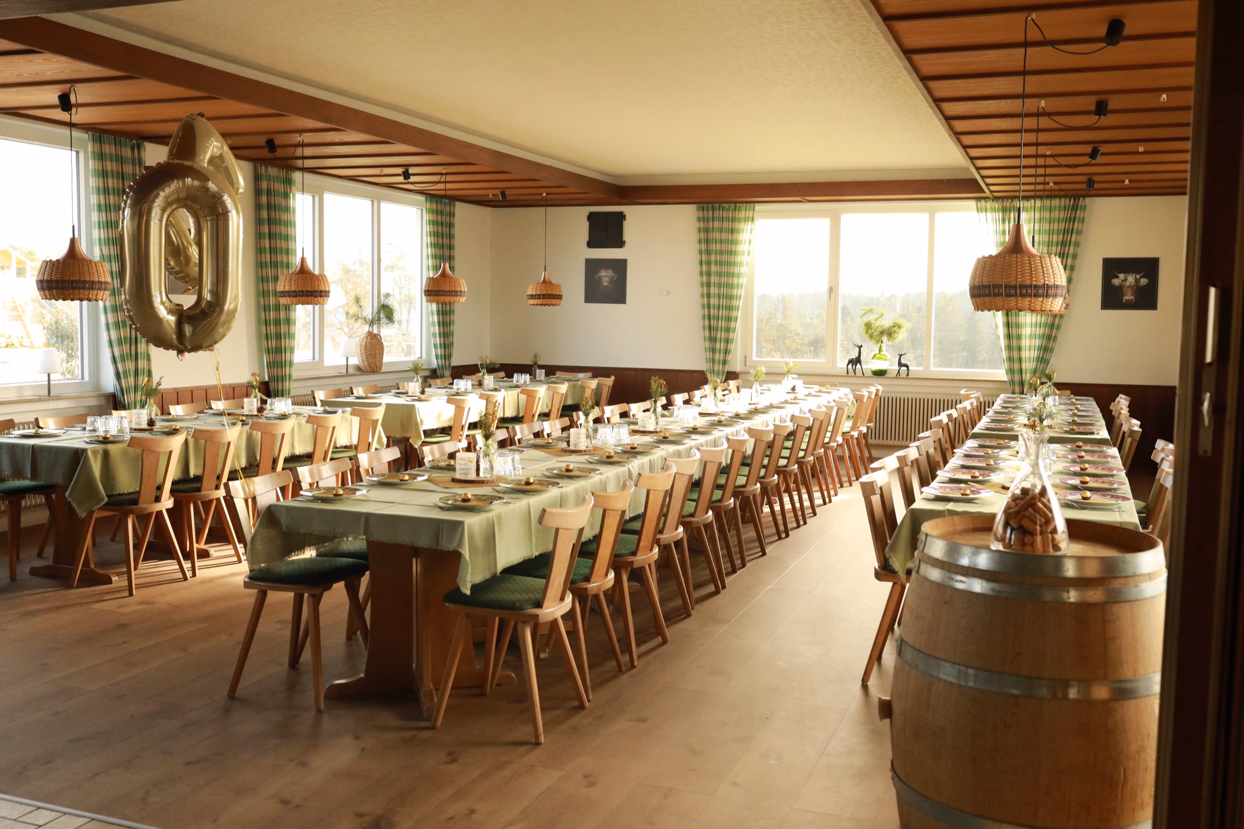 Großer Festsaal mit eingedeckten Tischen und Blick in den Schwarzwald